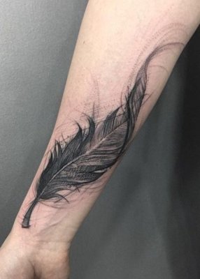 Tatouage plume majestueuse sur l'avant bras